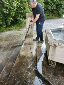 Säuberungsaktion beim Mozartbrunnen in Bad Gastein