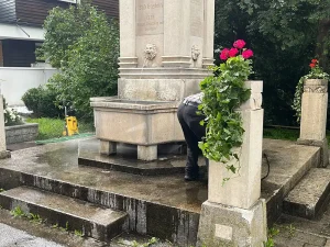 Säuberungsaktion beim Mozartbrunnen in Bad Gastein