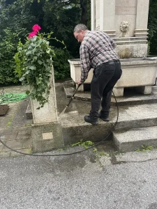 Säuberungsaktion beim Mozartbrunnen in Bad Gastein